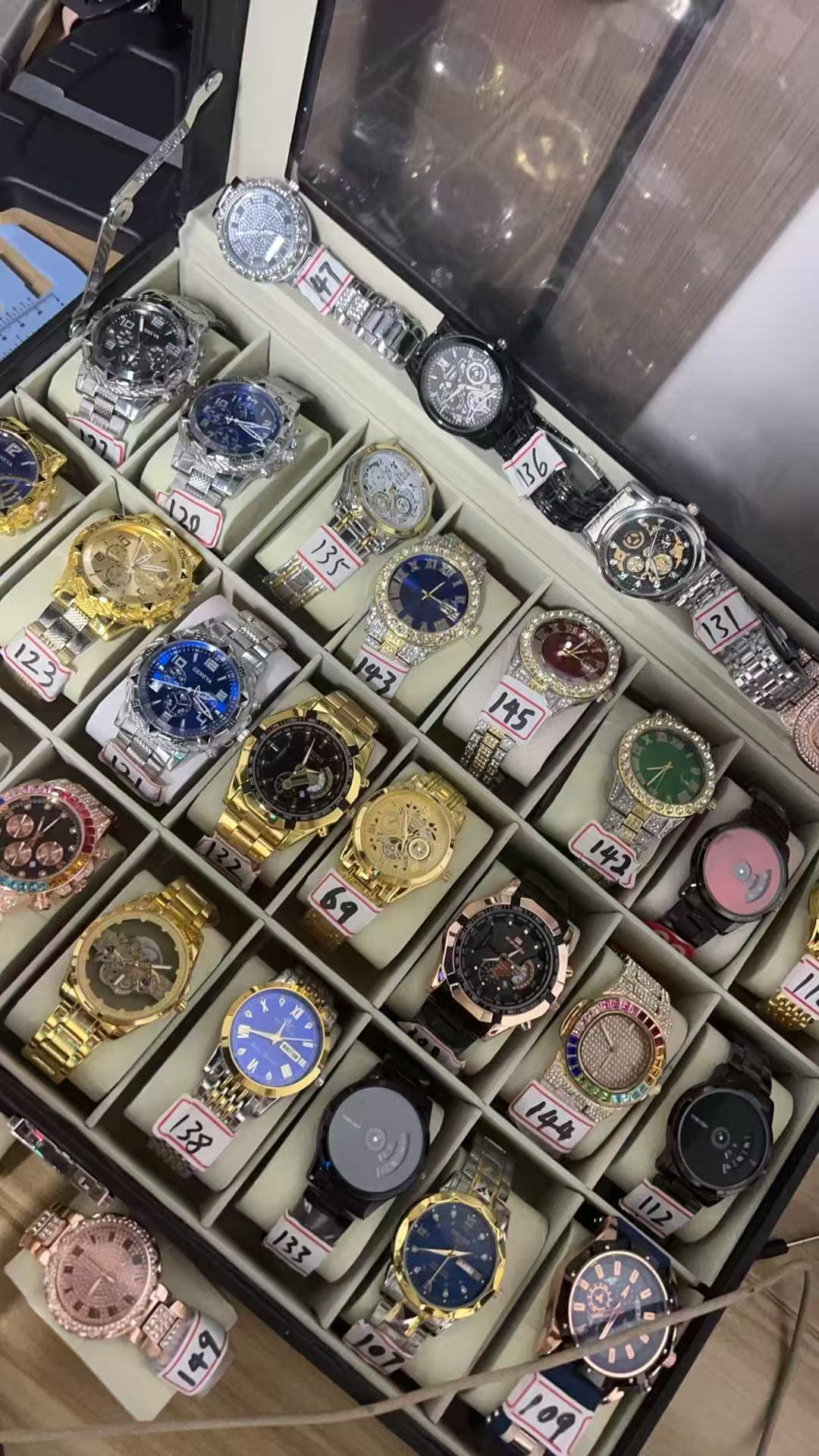 Wholesale Watches Clearance Lot — 350 pcs, ~40 Styles